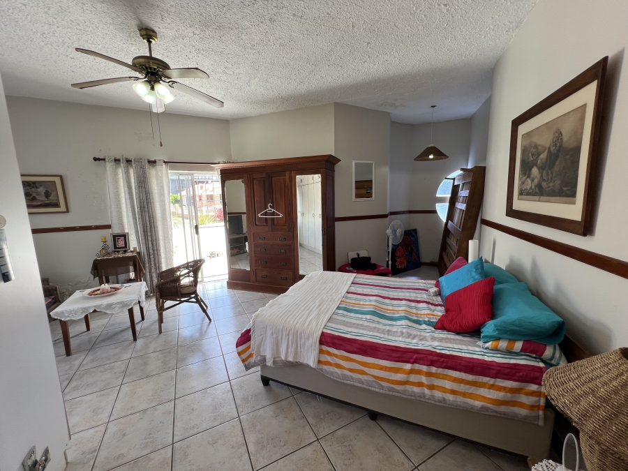 5 Bedroom Property for Sale in Wavecrest Eastern Cape